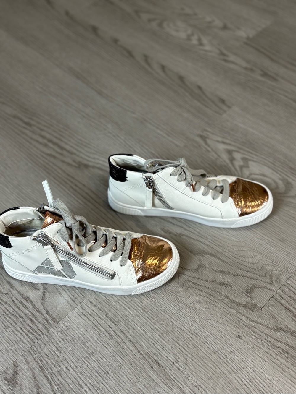 Dolce Vita Zonya Sneakers with Metallic Rose Gold Toe - Picture 2 of 8